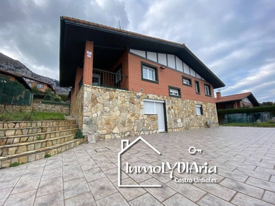 Venta Chalet en Barrio Sonabia Castro Urdiales. Muy buen estado plaza de aparcamiento con balcón calefacción central 238 m²