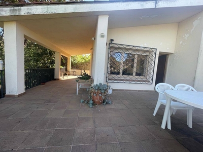 Venta Chalet en Carrer Robi Calonge. A reformar plaza de aparcamiento 240 m²