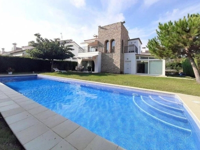 Venta Chalet en JOAQUIM SERRA s/n Castell-Platja d'Aro. Buen estado plaza de aparcamiento con balcón calefacción individual 271 m²