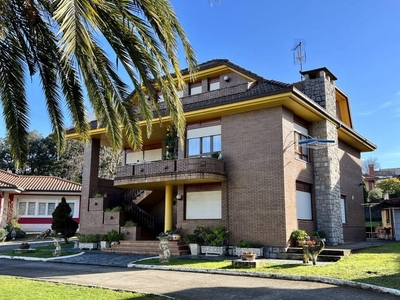 Venta Chalet en Solares - Avenida Oviedo Medio Cudeyo. Con balcón calefacción central 320 m²