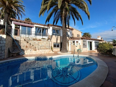 Venta Chalet Tossa de Mar. Plaza de aparcamiento 236 m²