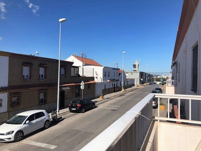 Venta Piso Algeciras. Piso de cuatro habitaciones Primera planta con balcón
