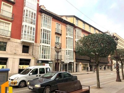 Venta Piso Burgos. Piso de cuatro habitaciones en Vitoria. Primera planta con balcón