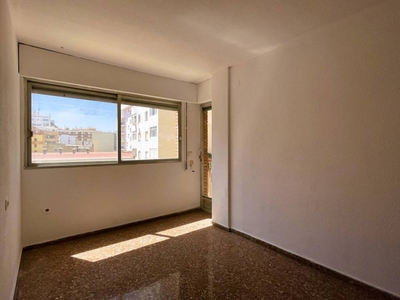 Venta Piso Castellón de la Plana - Castelló de la Plana. Piso de tres habitaciones en Quevedo 15. Tercera planta con terraza