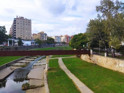 Venta Piso Girona. Piso de cuatro habitaciones en Calle olivera. Buen estado primera planta con terraza
