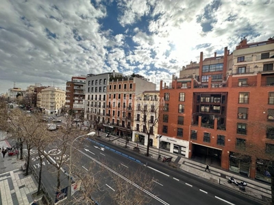 Venta Piso Madrid. Piso de tres habitaciones en Calle Alcalá 181. A reformar tercera planta calefacción central