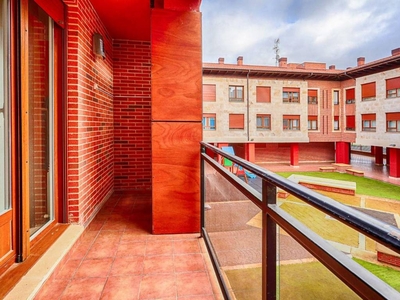 Venta Piso Miranda de Ebro. Piso de tres habitaciones en carmen amaya 39. Primera planta con balcón