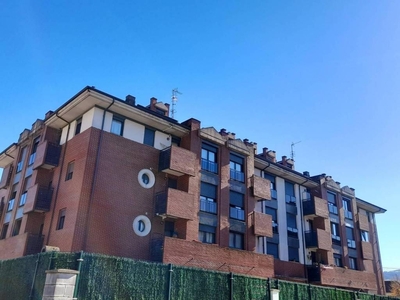 Venta Piso Santa María de Cayón. Piso de dos habitaciones en Urbanización La Encina 4. Buen estado primera planta con balcón