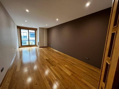 Venta Piso Vigo. Piso de tres habitaciones Buen estado primera planta plaza de aparcamiento