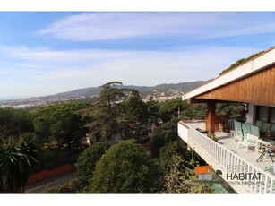 CASA CON GRAN JARDÍN Y VISTAS EN CABRILS - ZONA SANT CRIST