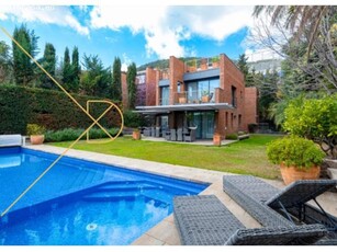 Magnífica casa en Pedralbes de 800m2 con dos piscinas y jardín