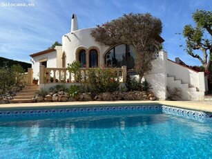 Villa orientada al sur con piscina privada en venta en Javea