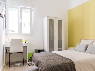 Amplia habitación en un apartamento de 5 dormitorios en Burjassot, Valencia.