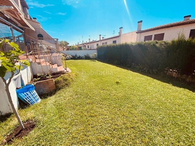 Casa adosada torre con 250 mt de jardin situada en un entorno privilegiado, al lado de supermercados, comercios, zona escolar, y a 500 mt del mar en Cunit