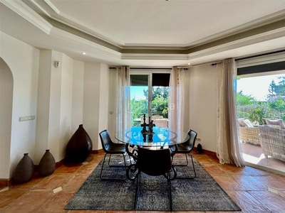 Casa con 4 habitaciones con piscina, aire acondicionado y vistas al mar en Marbella