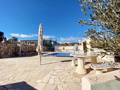Casa preciosa finca rústica de 6 dormitorios (existen 2 viviendas) con piscina privada y vistas al mar en Camarles