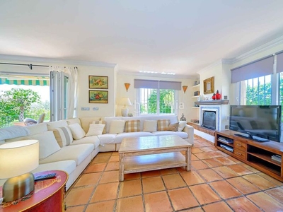 Casa villa cerca del centro en venta en Valdeolletas - Las Cancelas - Xarblanca Marbella