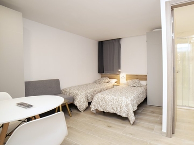 Moderna habitación en alquiler en apartamento de 7 dormitorios en L'Hospital
