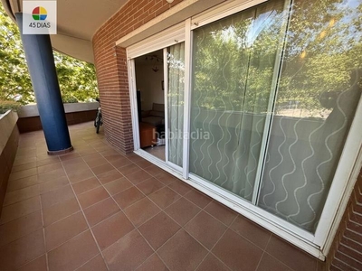 Piso bonito piso con piscina comunitaria, parking propio y terraza en zona inmejorable. en Cerdanyola del Vallès