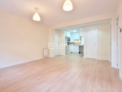 Piso con 2 habitaciones con calefacción y aire acondicionado en Madrid