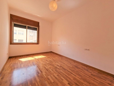 Piso de 96m². para entrar a vivir. 4 dormitorios. finca sin ascensor. oportunidad en la zona. en Barcelona