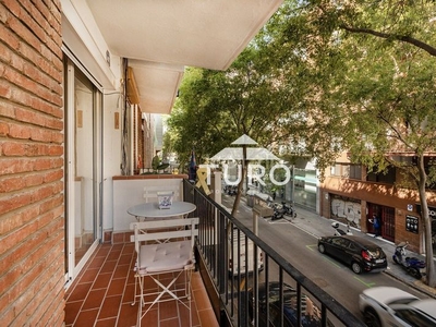 Piso este magnífico piso fue totalmente reformado en el año 2019 y disfruta de mucha luz y tranquilidad, así como una agradable terraza sobre la calle loreto. en Barcelona