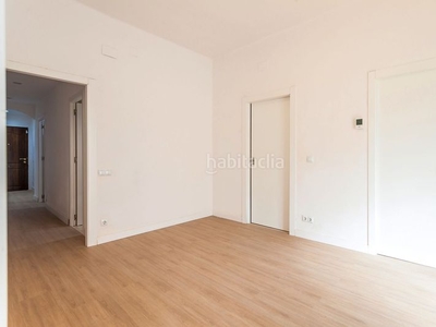 Piso fabuloso piso reformado con ascensor, 3 habitaciones, baño de 4 piezas en Cornellà de Llobregat