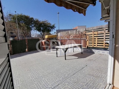 Piso planta baja de 4 habitaciones con gran terraza y piscina en venta en santa perpetua de mogoda en Santa Perpètua de Mogoda