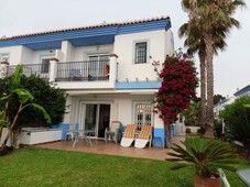 Venta Casa adosada en Urbanización Mezquitilla 14 Vélez-Málaga. Muy buen estado plaza de aparcamiento con terraza 135 m²