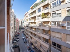 Venta Piso Granada. Piso de cuatro habitaciones Cuarta planta con balcón