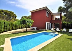 VILLA en Zona residencial tranquila con piscina privada ideal para familias - WiFi Gratis