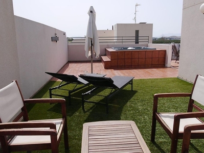 Alquiler de ático en Alicante Golf de 3 habitaciones con terraza y piscina