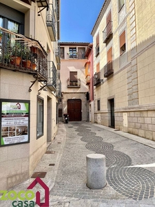 Alquiler de ático en calle Amador de Los Ríos de 1 habitación con terraza y muebles