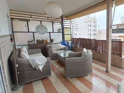 Alquiler de ático en Centro - Alicante de 3 habitaciones con terraza y garaje