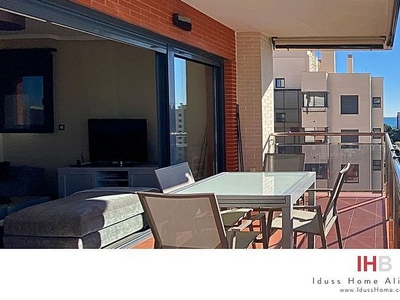 Alquiler de piso en Alicante de 3 habitaciones con terraza y piscina