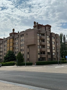 Alquiler de piso en calle De Hernando de Acuña de 3 habitaciones con terraza y piscina