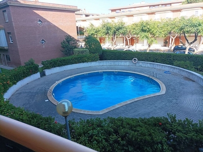 Alquiler de piso en Temple de 4 habitaciones con terraza y piscina