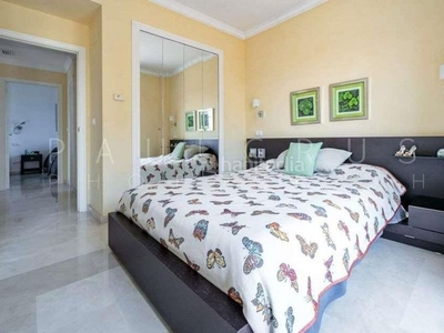 Ático con 3 habitaciones amueblado con ascensor, parking, piscina, aire acondicionado y vistas al mar en Oliva