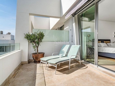 Casa adosada casa contemporánea con piscina privada en Marbella