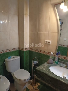 Casa adosada con 3 habitaciones amueblada con parking y aire acondicionado en Alzira