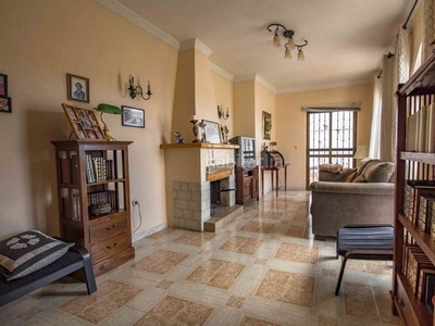 Casa adosada con 3 habitaciones amueblada con parking y piscina en Vélez - Málaga