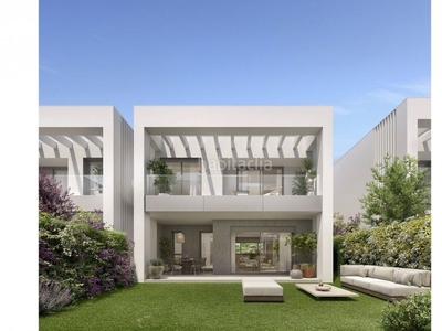 Casa adosada con 3 habitaciones con ascensor, parking, piscina, calefacción y aire acondicionado en Marbella