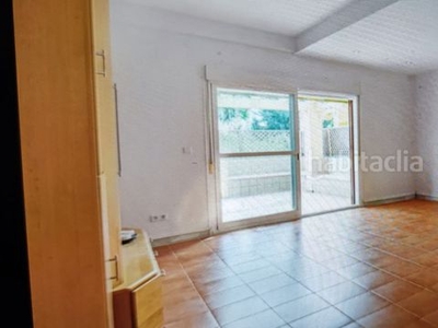 Casa adosada con 4 habitaciones amueblada con parking, piscina, aire acondicionado, jardín y vistas al mar en Estepona