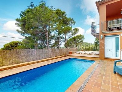 Casa descubre el encanto y confort de esta casa con piscina en venta en residencial , costa brava en Begur