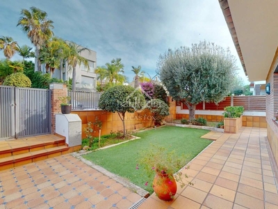 Chalet fantástica casa de 5 dormitorios con vistas al mar en venta en el pueblo , barcelona en Canet de Mar