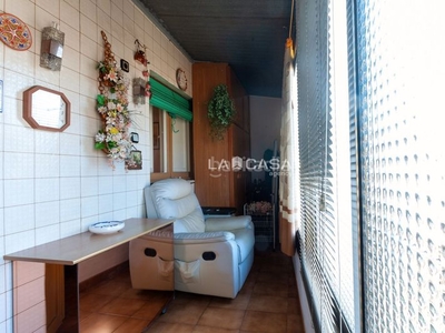 Piso con 3 habitaciones amueblado con calefacción y aire acondicionado en Hospitalet de Llobregat (L´)