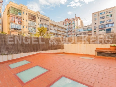 Piso con terraza en finca regia en eixample esquerra en Barcelona