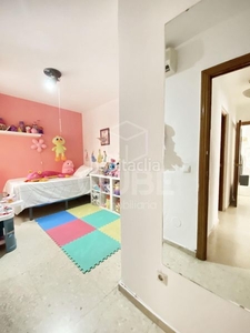 Piso en alderete 15 piso con 3 habitaciones con ascensor, parking y aire acondicionado en Málaga