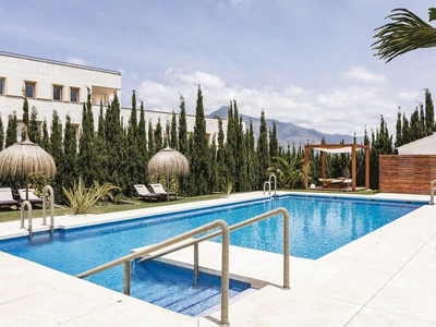 Piso en venta en Nueva Andalucía centro de 1 habitación con terraza y piscina