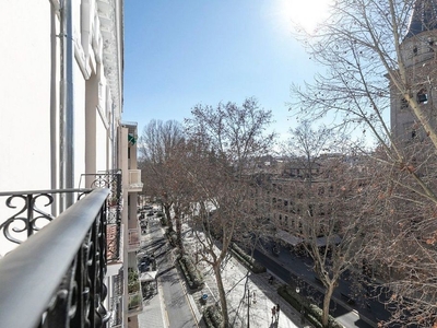 Venta de piso en calle Carrera de la Virgenc de 4 habitaciones con balcón y aire acondicionado